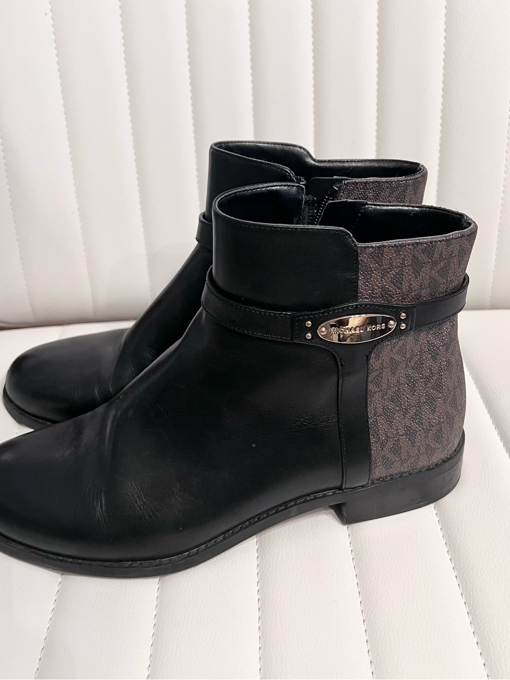 MICHAEL KORS Black Leather Ankle Boots with Logo Panel 8.5 - Picture 4 of 8